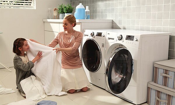 Cách giặt chăn ra gối ngủ không lo rách đồ